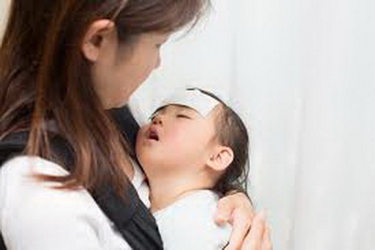 Khi trẻ sốt, cha mẹ cần tìm hiểu nguyên nhân để có hướng xử trí phù hợp.